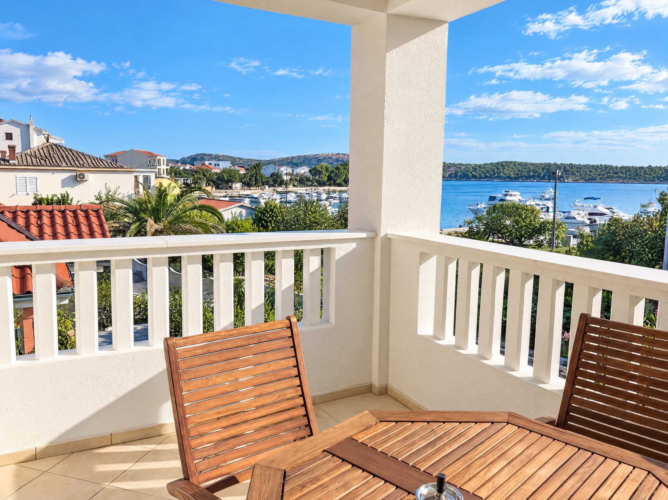 Balkon s pogledom na lučicu u Barbatu